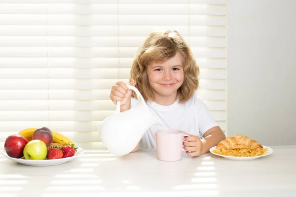 Fai Finta Che Bambino Versi Latte Intero Mucca Una Scolaretta — Foto Stock