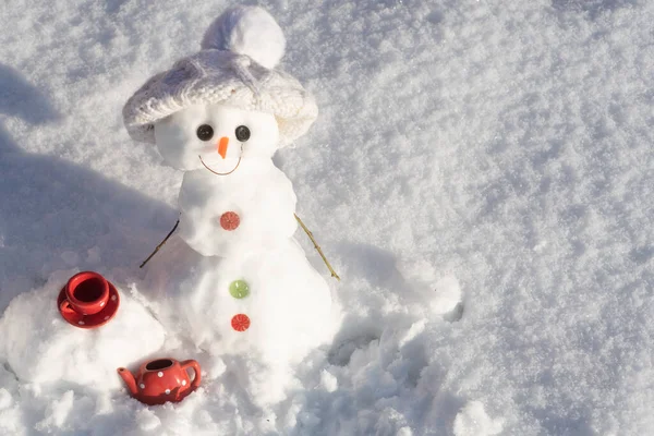 Hóember Hóember Télen Kötött Sapkában Háttér Karácsonyi Tervezés — Stock Fotó