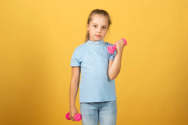 Fitness Kurzhanteln Kind Übungstraining Mädchen Sportliches Kind Mit Hanteln — Stockfoto