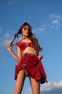 Hippi kız stili. Zarif elbise giymiş muhteşem şehvetli bir kadının açık hava fotoğrafı. Güzellik ve moda kızı