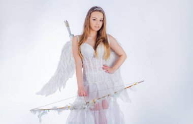 Sevgililer Günü için kartpostal - fotokopi alanı. Kıvırcık sarışın meleğin portresi. Güzel ve sevimli bir gençlik. Sihirli anın tadını çıkarıyorum. Aşk kartı