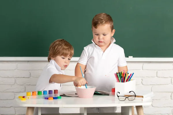 Barn Pojkar Ritar Med Färger Konstnärlig Kreativitet För Barn Liten — Stockfoto