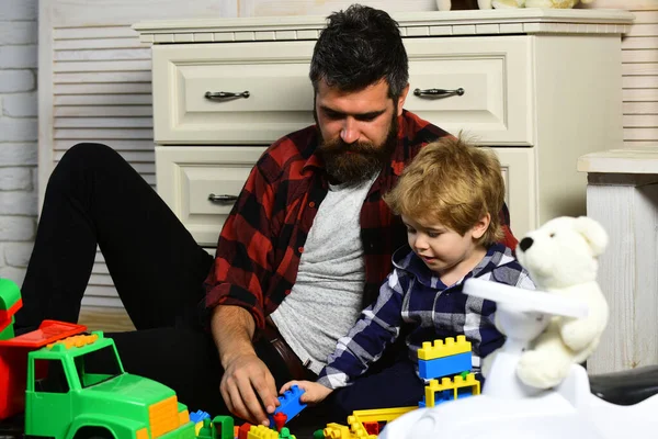 Отец Сын Создают Игрушки Кирпича Папа Ребенок Строят Пластиковые Блоки — стоковое фото