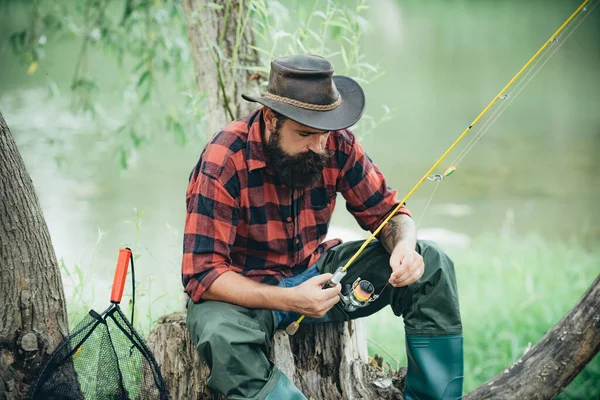 Pêcheur Attrapé Poisson Homme Pêche Sur Rivière — Photo