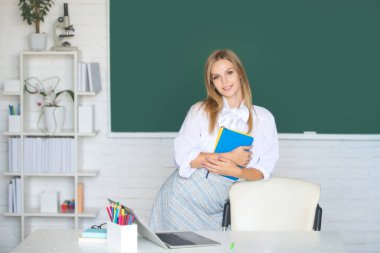 Okuldaki ya da üniversitedeki kız öğrencinin portresi