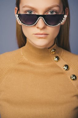 Moda tarzı güneş gözlüğü. Gözlüklü kadın. Güzel kadın model.