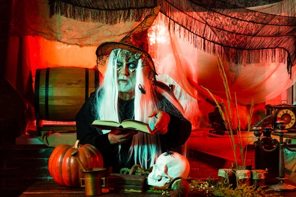 血の男の悪魔とハロウィンシーン ハロウィンだ 怖いハロウィン鬼の男と恐怖 邪悪な魔女の帽子の悪魔 ハッピーハロウィン — ストック写真
