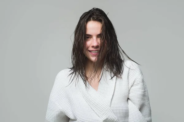 Bornozla Gülümseyen Genç Kadın Portresi Islak Saçlı Sabah Mankeni Saç — Stok fotoğraf