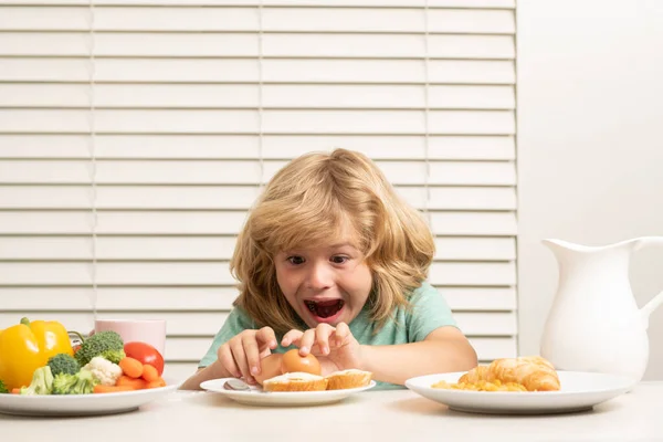 Портрет Ребенка Подростка Едят Свежую Здоровую Пищу Кухне Дома Мальчик — стоковое фото