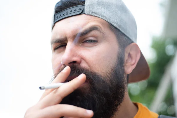 Hipster Homem Brutal Fumando Cigarro Dependência Tabágica — Fotografia de Stock