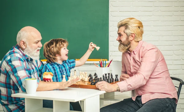 Büyükbaba Oğul Satranç Oynuyor Farklı Yaşlarda Çalışmaya Hazır Adamlar Okulda — Stok fotoğraf