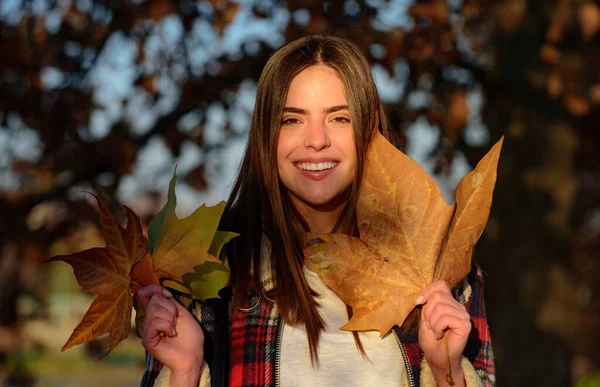 Femme Visage Automne Plein Air Portrait Fille Avec Des Feuilles — Photo