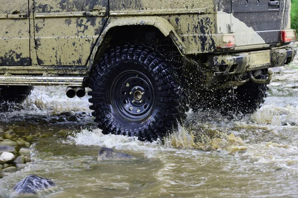 Road Travel Mountain Road Bottom View Big Offroad Car Wheel — Stock Photo, Image