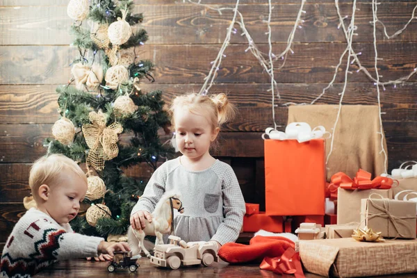 Lächelndes Kind Das Hinter Dem Weihnachtsbaum Wohnzimmer Hervorlugt Glückliche Kinder — Stockfoto