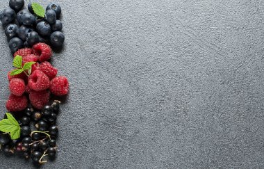 gri zemin üzerine yaz meyveleri