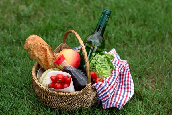 Picnic basket with wine, bread, vegetables — Stock Photo, Image