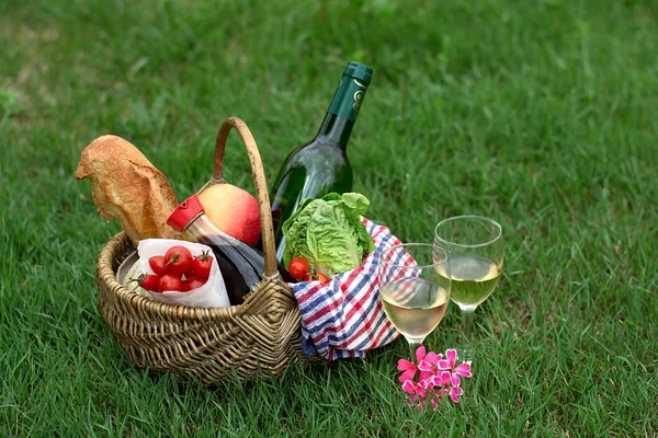 Кошик для пікніка з вином, хлібом, овочами — стокове фото
