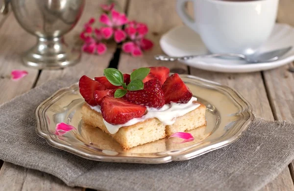Smaklig tårta med grädde och jordgubbar — Stockfoto