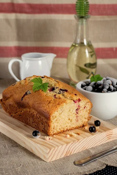 Olive oil cake with yoghurt and black currants — Stock Photo, Image