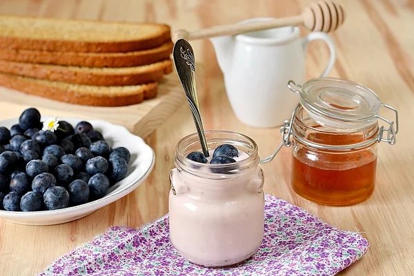 蓝莓、 蜂蜜和酸奶一起吃早餐 — 图库照片