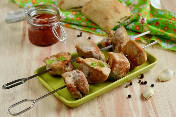 토마토 소스와 돼지고기 케밥 — 스톡 사진