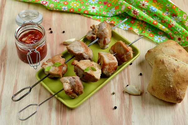 豚肉細切りケバブ、トマトソース — ストック写真