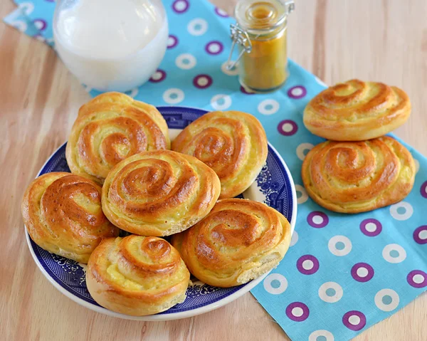 Zelfgemaakte rol gebak met vanillesaus — Stockfoto