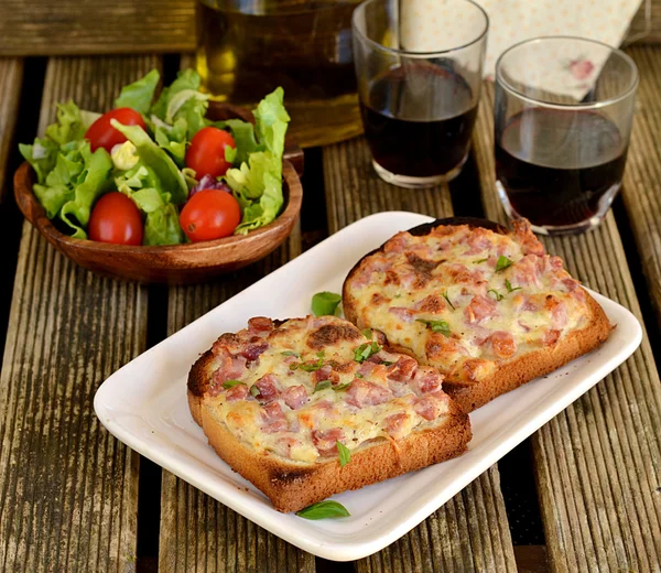 Sanduíches abertos para almoço com vinho tinto — Fotografia de Stock