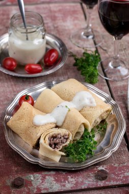 et ve Beşamel, domates ile doldurulmuş krep