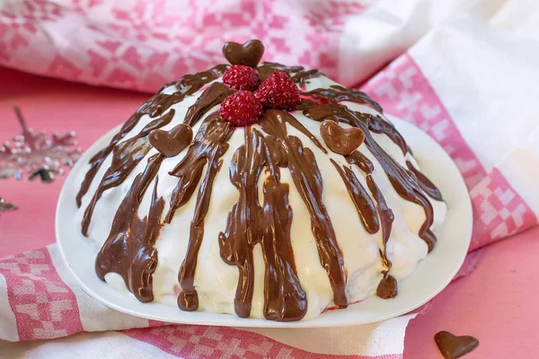 来自东欧的传统巧克力蛋糕玉米饼 配以奶油和覆盆子 — 图库照片