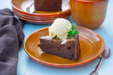 Vanilyalı dondurma ve naneli çikolatalı kek.