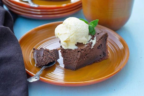 与香草冰淇淋和薄荷一起食用的巧克力软糖蛋糕 — 图库照片