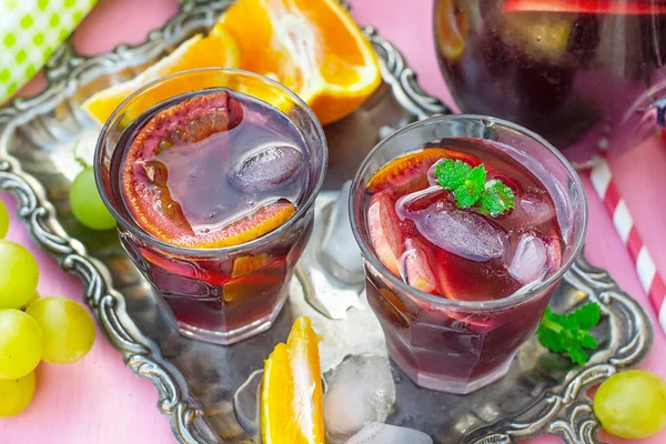 Hiszpański Drink Sangria Czerwonym Winem Letnimi Owocami — Zdjęcie stockowe