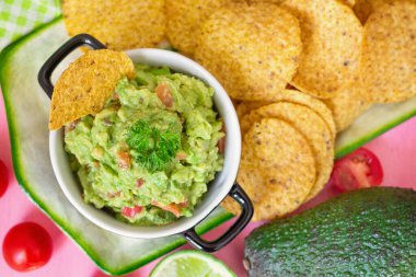 Geleneksel Meksika avokado salatası soslu Guacamole yanında da tortilla cipsi.
