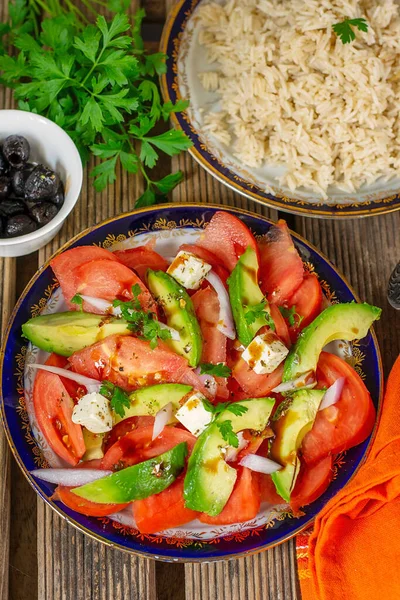 Verse Groentesalade Met Tomaten Avocado Feta Kaas Sjalotten — Stockfoto