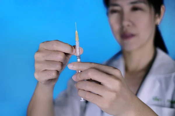 Una Doctora Asiática Sosteniendo Una Jeringa Con Vacuna Covid Midiendo — Foto de Stock