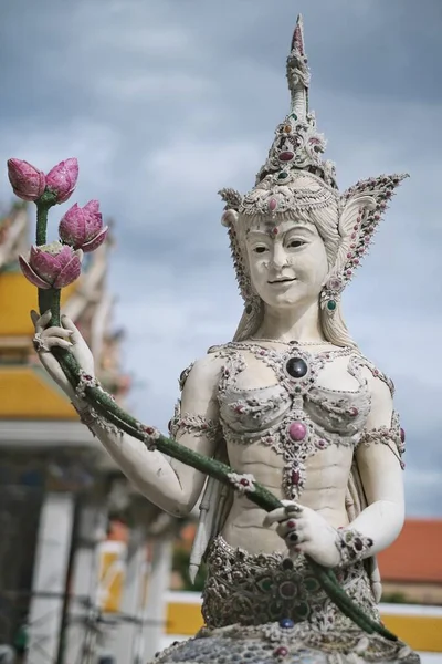 バンコク 2021 ワット パリワットで蓮の花の束を保持しているタイの神話上の女神の真珠の白い像 タイ建築の装飾が施された寺院 — ストック写真