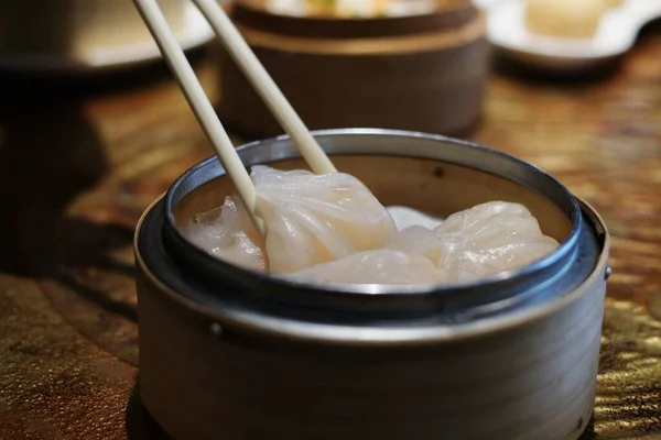 Eine Nahaufnahme Von Bambusstäbchen Die Weiße Chinesische Gefüllte Knödel Aufheben — Stockfoto