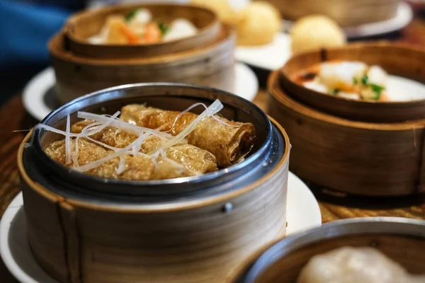 Různé Pokrmy Smažené Vařené Dim Sum Nebo Čínský Knedlík Podávané — Stock fotografie
