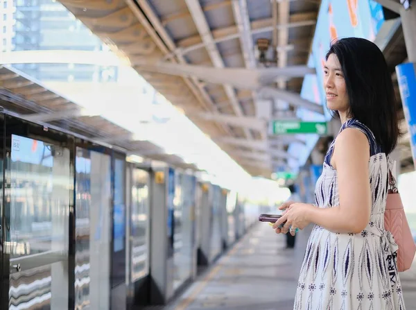 Çekici Bir Asyalı Kadın Halka Açık Bir Gökyüzü Tren Istasyonunda — Stok fotoğraf