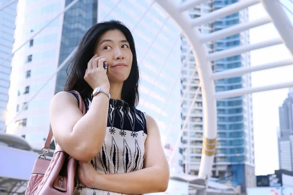 Beyaz Elbiseli Genç Çekici Bir Asyalı Kadını Telefonuyla Konuşurken Yüzünü — Stok fotoğraf