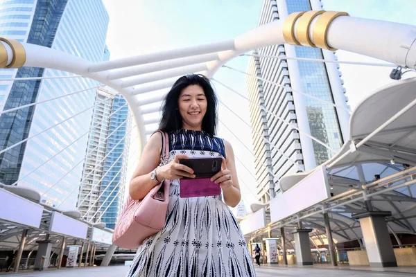 Beyaz Elbiseli Pembe Çantalı Güzel Bir Asyalı Kadını Bangkok Şehir — Stok fotoğraf