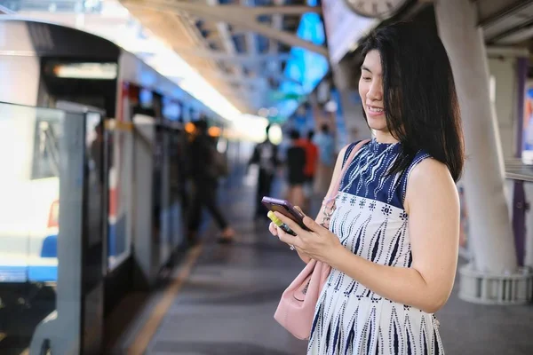 Atrakcyjna Młoda Pewna Siebie Azjatycka Bizneswoman Korzysta Telefonu Komórkowego Czekając — Zdjęcie stockowe