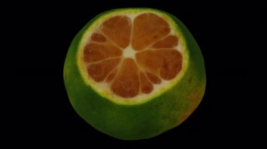 Şeffaf arkaplanda (alfa kanalı ile) yuvarlanan bir kireçlenmenin gerçekçi canlandırması. Video kusursuz bir şekilde döngüye giriyor ve 3 boyutlu nesne gerçek bir kireçten taranıyor..