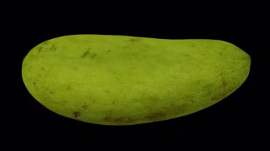 Şeffaf arkaplanda (alfa kanalı ile) yuvarlanan bir Yeşil (Olgunlaşmamış) Fildişi Mango 'nun gerçekçi canlandırması. Video kusursuz bir şekilde döngüye giriyor ve üç boyutlu nesne gerçek bir mangodan taranıyor..
