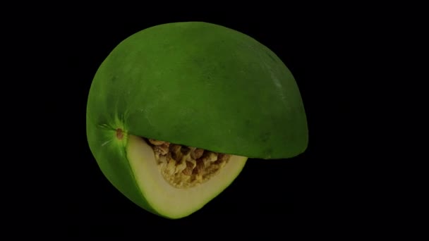 Realistische Weergave Van Een Draaiende Snede Groen Onrijp Papaya Transparante — Stockvideo