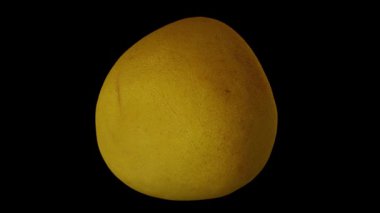 Siyah zemin üzerinde kısmen soyulmuş bir Pomelo 'nun (Pummelo) dönen gerçekçi canlandırması. Video kusursuz bir şekilde döngüye giriyor ve 3 boyutlu nesne gerçek bir meyveden taranıyor..