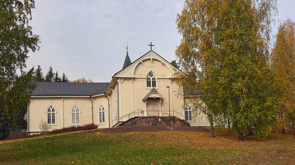 フィンランドの町アスコラのルーテル教会 カラフルな木々 晴れた日 — ストック写真