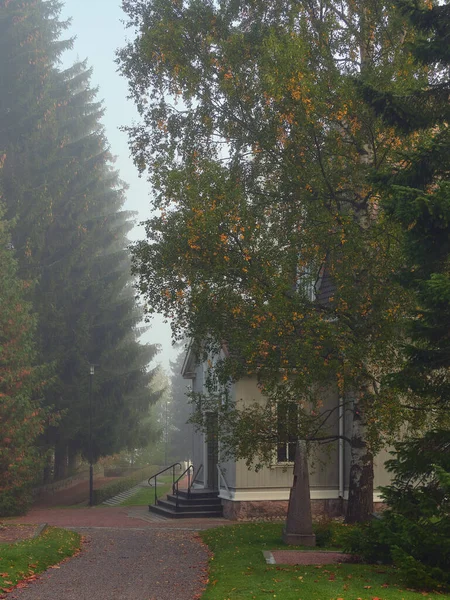 Туман Біля Старої Церкви Туузулі Фінляндії Спокійні Осінні Кольори Людей — стокове фото