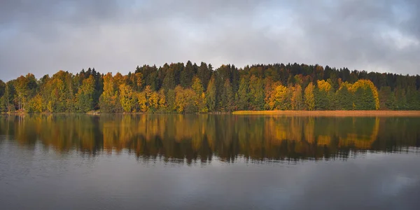 Finlandiya Daki Tuusula Gölü Nde Sonbahar Sonbahar Renkleri Yansıma Insan — Stok fotoğraf